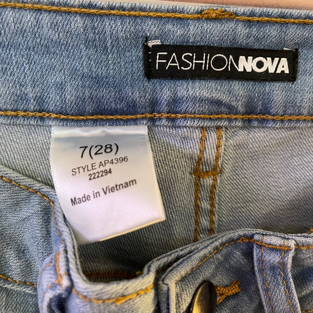 Distressed jeans - Picture 2 of 3